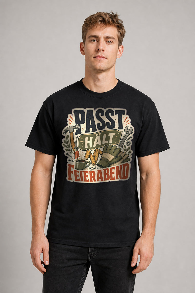 AI Model ai_male Passt Hält Feierabend T-Shirt