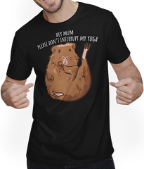 Produktbild von T-Shirt mit Mann Hey Mum Please Don't Interrupt My Yoga Meerschweinchen Spruch