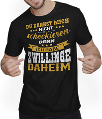 Produktbild von T-Shirt mit Mann Zwillinge & Väter Sprüche Dad Papa Vatertag Vater Spruch