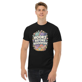 Gildan5000 HOOKS BEFORE HOUSEWORK Häkeln Vor Haushalt T-Shirt Schwarz Men's 2 Front