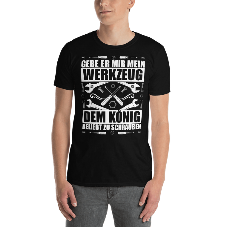 Gebe er mir mein Werzeug Dem König beliebt zu schrauben | Unisex T-Shirt Mockup T-Shirt zum online kaufen