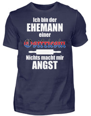 Zeigt lustiger spruch ehemann einer ostfriesin herren shirt in Farbe Black