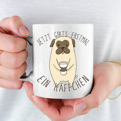 Jetzt gibts erstmal ein Käffchen Mops Lustige Kaffeetassee online kaufen Geschenkidee