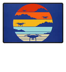 Zeigt drohnen quadrocopter drohnenpiloten geschenk quadrokopterpiloten sonne fussmatte in Farbe Brown