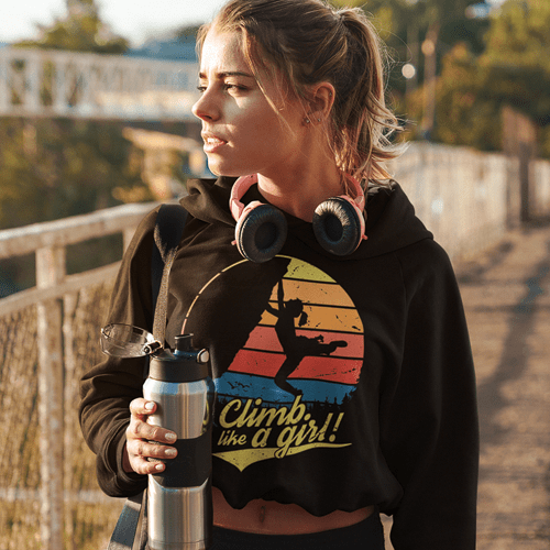 Produktbild mit Crop Hoodie "Climb like a girl" von junger Frau getragen