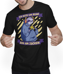 Produktbild von T-Shirt mit Mann Bitte um Ruhe bin am zocken Gamer Sprüche Faultier Zocker