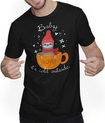 Produktbild von T-Shirt mit Mann Faultier (Sloffee) badet in Kaffee im Winter T-Shirt