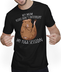 Produktbild von T-Shirt mit Mann Hey Mum Please Don't Interrupt My Yoga Meerschweinchen Spruch