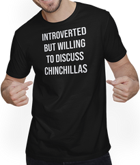 Produktbild von T-Shirt mit Mann Introverted But Will To Discuss Chinchillas Spruch