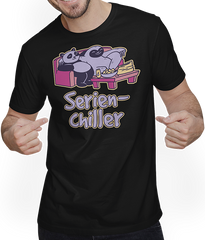 Produktbild von T-Shirt mit Mann Serienchiller Couch Potatoe Chips Pizza Pand & Faultier