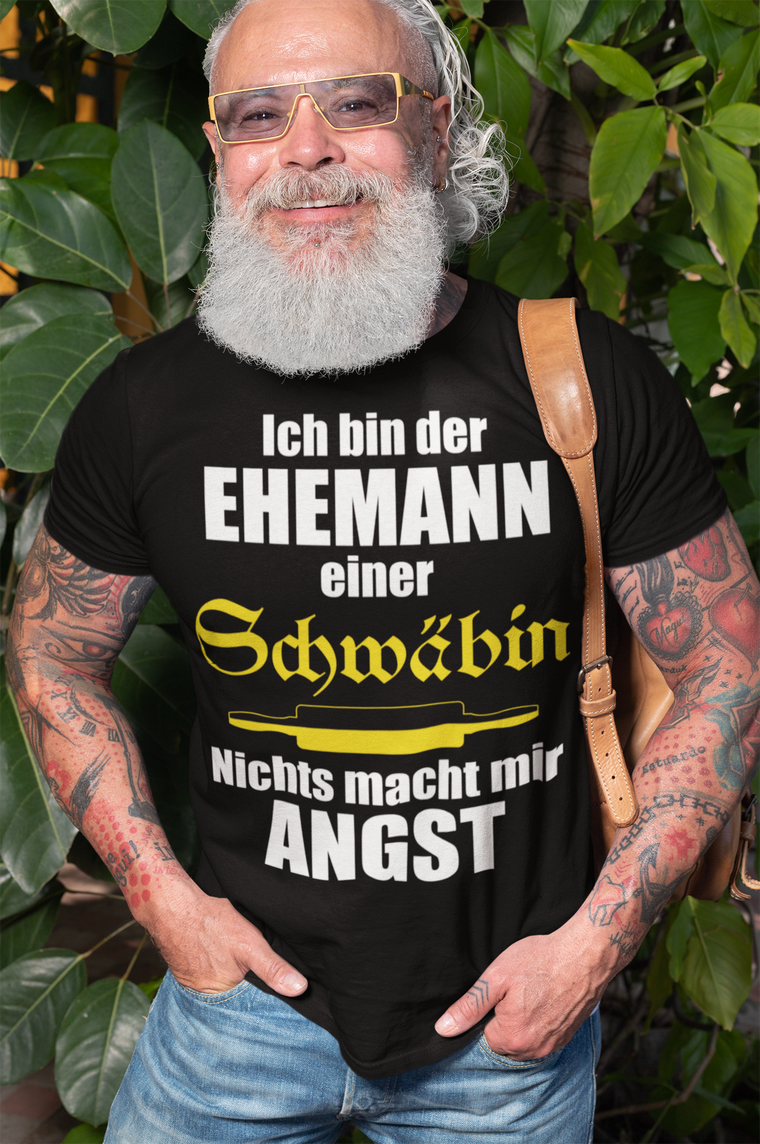 Fröhlicher Herr der ein T-Shirt für Schwaben trägt. Lustiger schwäbischer Spruch